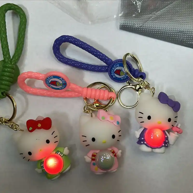 Brelok do Kluczy Hello Kitty Świecący z Plecionym Paskiem 24szt Cena promocyjna