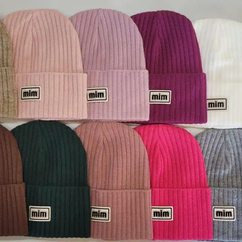 Czapki damskie beanie z naszywką MIN 12 kolorów Nowy