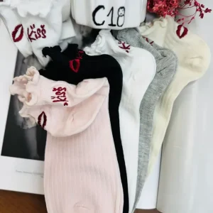 Cena promocyjna Skarpety damskie Kiss z falbanką mix kolorów 5 par